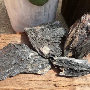 RAW CRYSTALS & MINERALS black kyanite